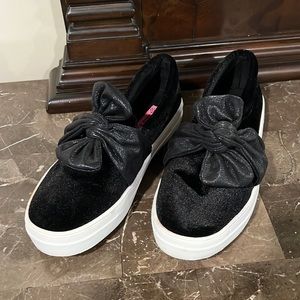 Black velvet slip-on sneaker with bow